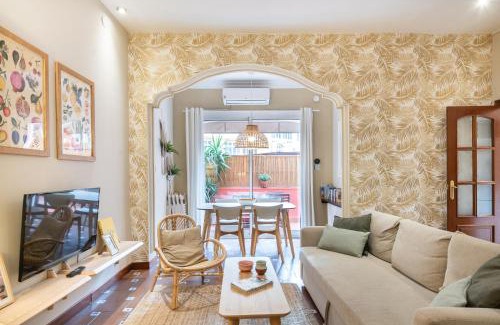 Sant Antoni Apartamento | Spacious & Sunny Apartment with Terrace in the city center