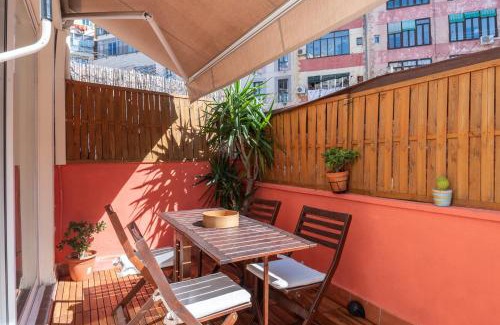 Sant Antoni Apartamento | Spacious & Sunny Apartment with Terrace in the city center