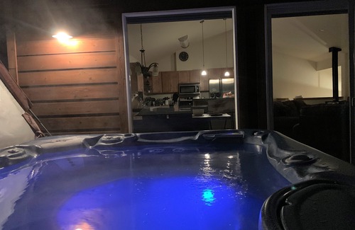 Kings Beach Casa | Exquisita casa Tahoe con jacuzzi a solo 3 cuadras de Kings Beach