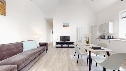 Abertillery Apartamento | Spacious three bedroom apartment with Valley views