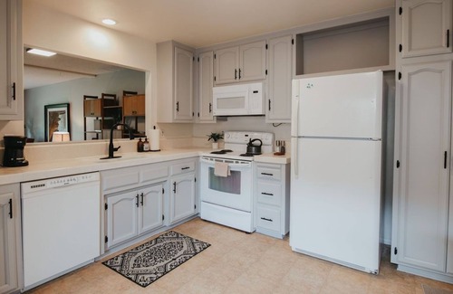 Vandenberg Village Condominio | Spacious three bedroom Vandenberg Village condo in Santa Barbara's wine country