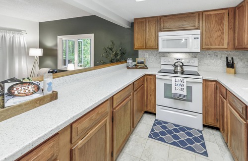 Lake Lure Casa | Spacious townhome within steps of Apple Valley Golf Course--Indoor pool!
