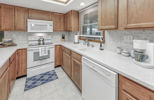 Lake Lure Casa | Spacious townhome within steps of Apple Valley Golf Course--Indoor pool!