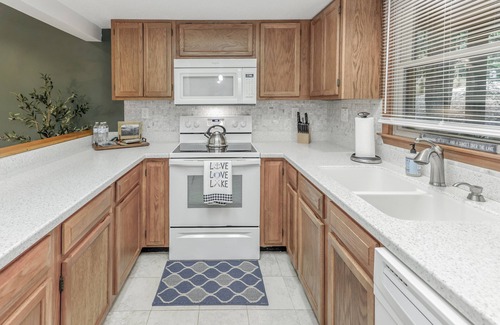Lake Lure Casa | Spacious townhome within steps of Apple Valley Golf Course--Indoor pool!