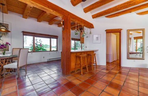 Santa Fe Casa | Magníficas vistas panorámicas de Adobe Estate, 5 dormitorios, piscina, spa y sauna. 7000 pies cuadrados