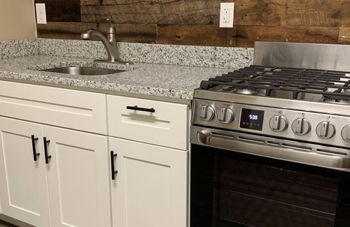 East Row Historic District Apartamento | Spacious two bedroom apartment with modern amenities.