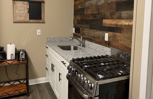 East Row Historic District Apartamento | Spacious two bedroom apartment with modern amenities.