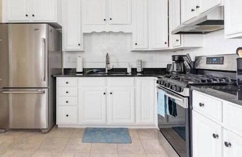 Uptown Casa | Spacious Uptown Home~Steps to Shops, Beach & Cafes
