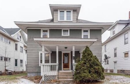 Uptown Casa | Spacious Uptown Home~Steps to Shops, Beach & Cafes
