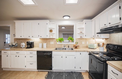 Port O Connor Casa | Spacious Vacation Home: Sleeps 16, 1/2 mi to Beach & Boat Ramp - Family Friendly