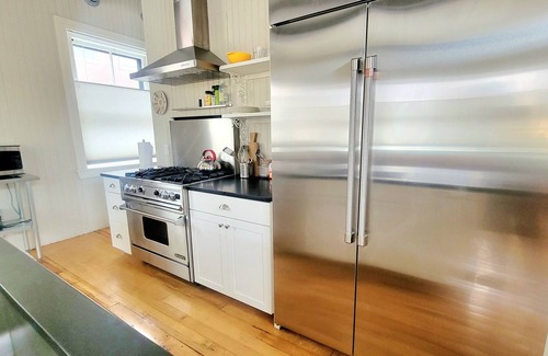 Providence Apartamento | Spacious & Vibrant Two Level Artist's Loft / 1 bed/ 2 bath