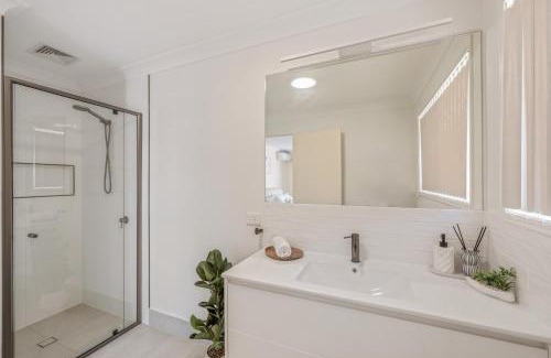 Wurtulla Casa | Spacious waterfront home with pontoon, pool, BBQ