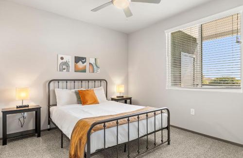 Glendale Sports and Entertainment District Apartamento | Spacious Westgate CozySuites by stadium with pool 1