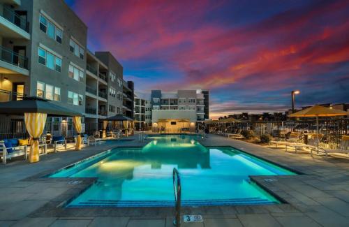 Glendale Sports and Entertainment District Apartamento | Spacious Westgate CozySuites by stadium with pool 2