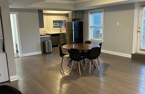 Pulaski Park Condominio | Spacious Wicker Park Hideaway with Parking!