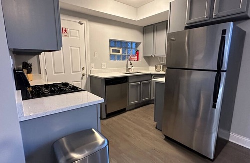 Pulaski Park Condominio | Spacious Wicker Park Hideaway with Parking!