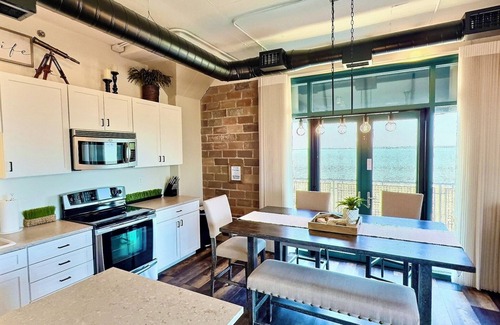 Sandusky Condominio | Spacious Wrap Around Patio Incredible Views Lake Erie Cedar Point!