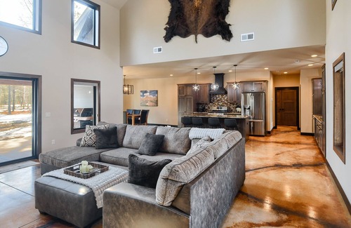 Lead Cabina | Spacious Zero-Entry 3400 Sq. Ft. Lodge on 2 Acres w/ Clubhouse Access!