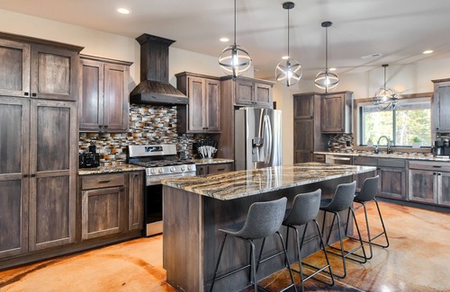 Lead Cabina | Spacious Zero-Entry 3400 Sq. Ft. Lodge on 2 Acres w/ Clubhouse Access!