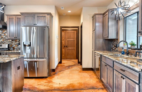 Lead Cabina | Spacious Zero-Entry 3400 Sq. Ft. Lodge on 2 Acres w/ Clubhouse Access!