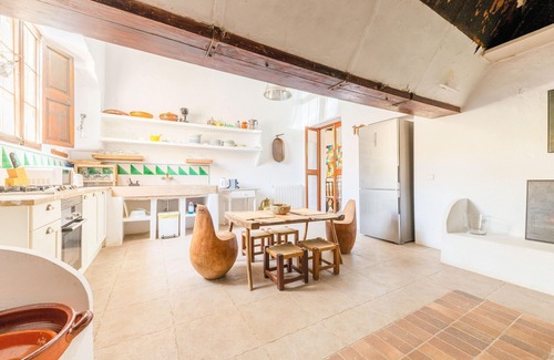 Campos Villa | Mansión de estilo español con piscina