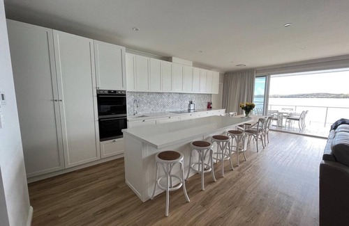 Bonnells Bay Casa | Sparkle by the Lake at this peaceful direct waterfront luxury home
