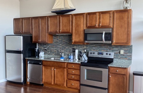 Sandusky Condominio | Sparkling clean, family friendly condo right on the water! Cedar Point View!