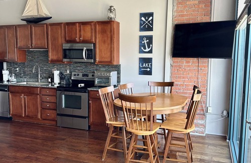Sandusky Condominio | Sparkling clean, family friendly condo right on the water! Cedar Point View!
