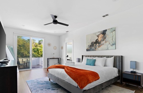 Rosewood Casa | ~Sparkling New Home~ Pool & Perfection 2M to DT!