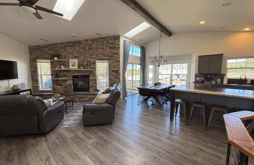 Mountainaire Casa | Sparrow Nest Hideaway 5BR Home with Hot Tub