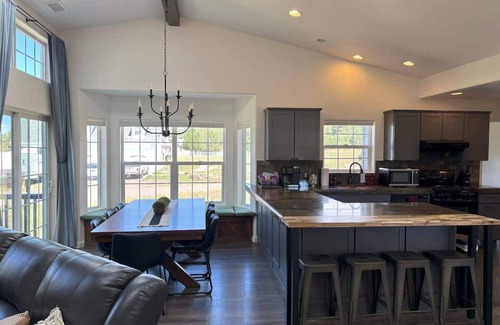 Mountainaire Casa | Sparrow Nest Hideaway 5BR Home with Hot Tub