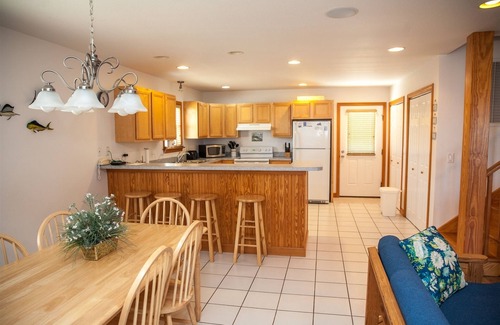 Buxton Cabaña | Disfrute de esta hermosa cabaña de alquiler anidada en el sonido en Buxton, ¡una hermosa vista del sonido Pamlico es simplemente relajante!