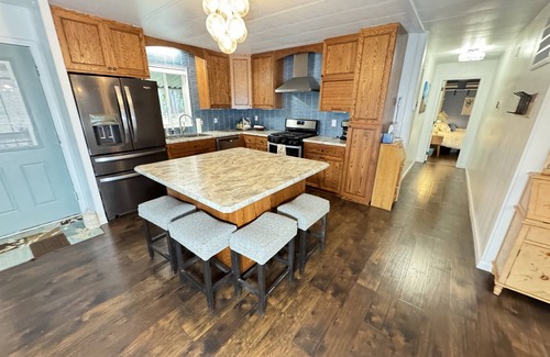 Lakehead-Lakeshore Casa | Special Deal Now: Cute Lakeview Home, Sleeps 8 - Shasta Lakeshore Retreat #11
