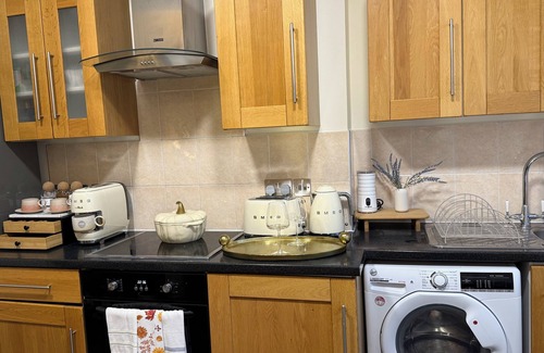 Royal Tunbridge Wells Apartamento | Special king size bed in 3 bedroom flat in the heart of Tunbridge wells