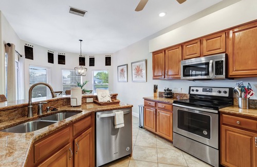 Falcons Glen Casa | Special Offer: Cozy 3BR Retreat with Private Pool & Lakeview – Hot Deal Today!