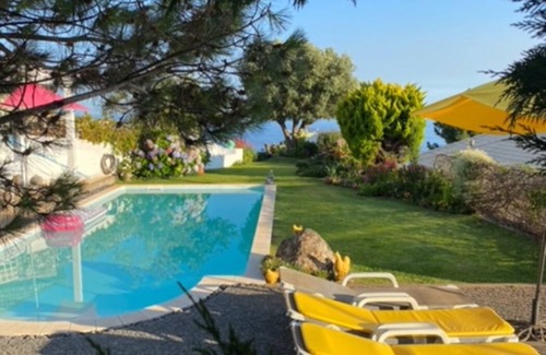 Prazeres Villa | Villa típica en la isla de Madeira con piscina y vistas al mar.