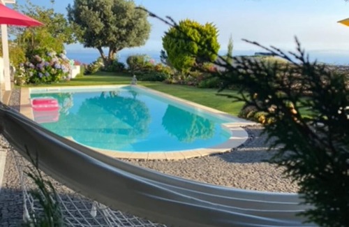 Prazeres Villa | Villa típica en la isla de Madeira con piscina y vistas al mar.