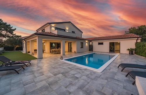 Kaldanija Apartamento | SPECIAL OFFER! NEW LUXURY APARTMENT with pool, fitness, outdoor bar&grill