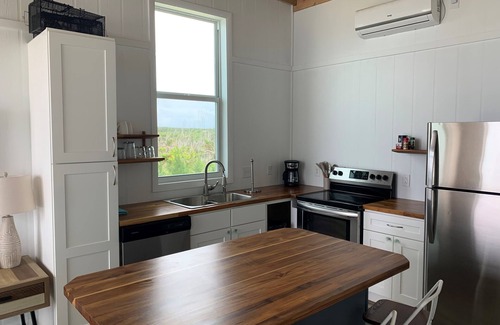 Great Guana Cay Condominio | Spectacular Direct Beachfront Condo awaits your arrival!