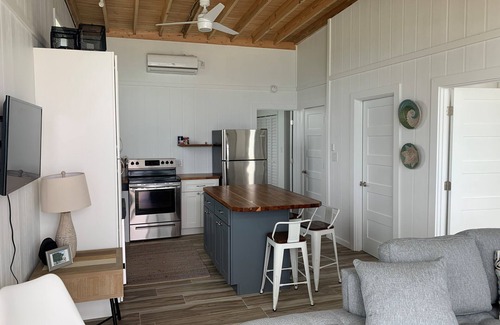 Great Guana Cay Condominio | Spectacular Direct Beachfront Condo awaits your arrival!