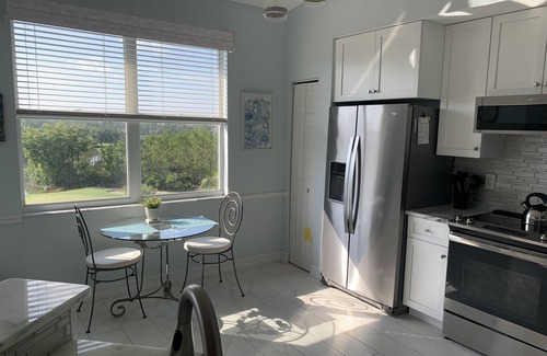 Estero Condominio | Espectacular vista al campo de golf, tranquilas brisas cálidas, 2 dormitorios, 2 baños