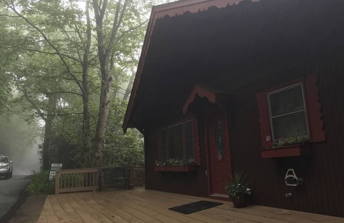 Boone Cabaña | ¡Increíble vista a la montaña del abuelo! Fresco y sombreado. Dos cubiertas. Cerca de la avenida.