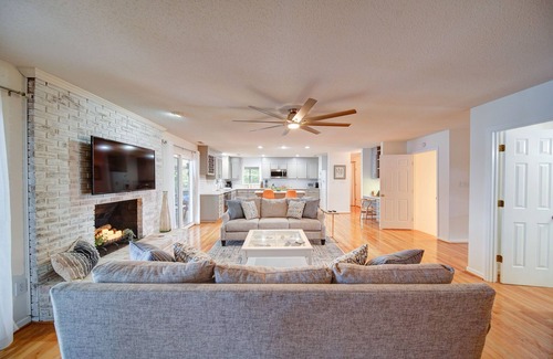 Bowling Green Casa | Spectacular Lake Oasis + Private Beach + Firepit