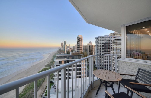 Main Beach Casa | Spectacular luxury beachfront apartment