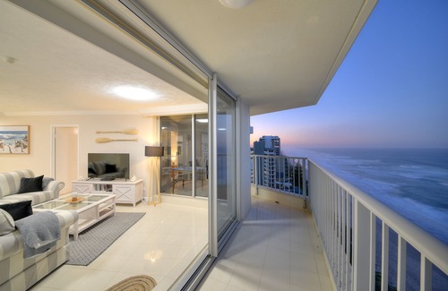 Main Beach Casa | Spectacular luxury beachfront apartment
