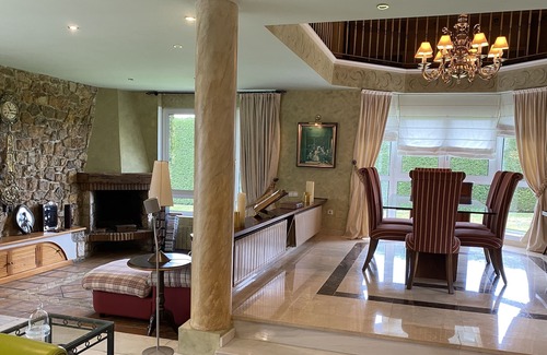 Hinojedo Casa | Espectacular vivienda de lujo con piscina, jardín privado .