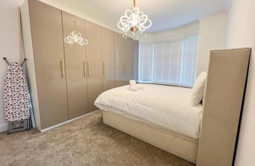 King's Park Apartamento | Spectacular Modern Glasgow Home Luxury King Bed