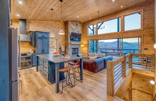 Epworth Casa | Spectacular Views - Golden Tee - Shuffle Board - Hot Tub - 4 King Rooms