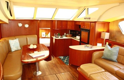Waterfront Cama Y Desayuno | Spend the Night on a Yacht!
