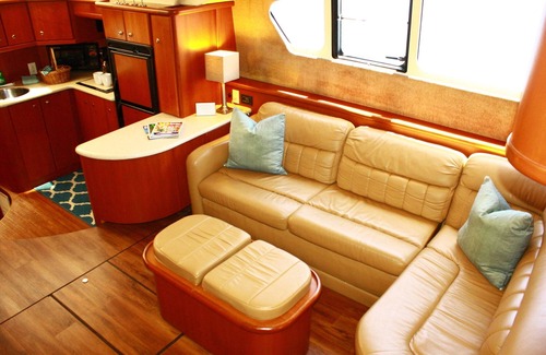 Waterfront Cama Y Desayuno | Spend the Night on a Yacht!